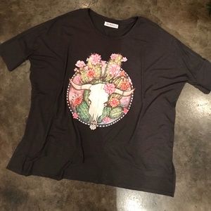 Loose tee with cow skull